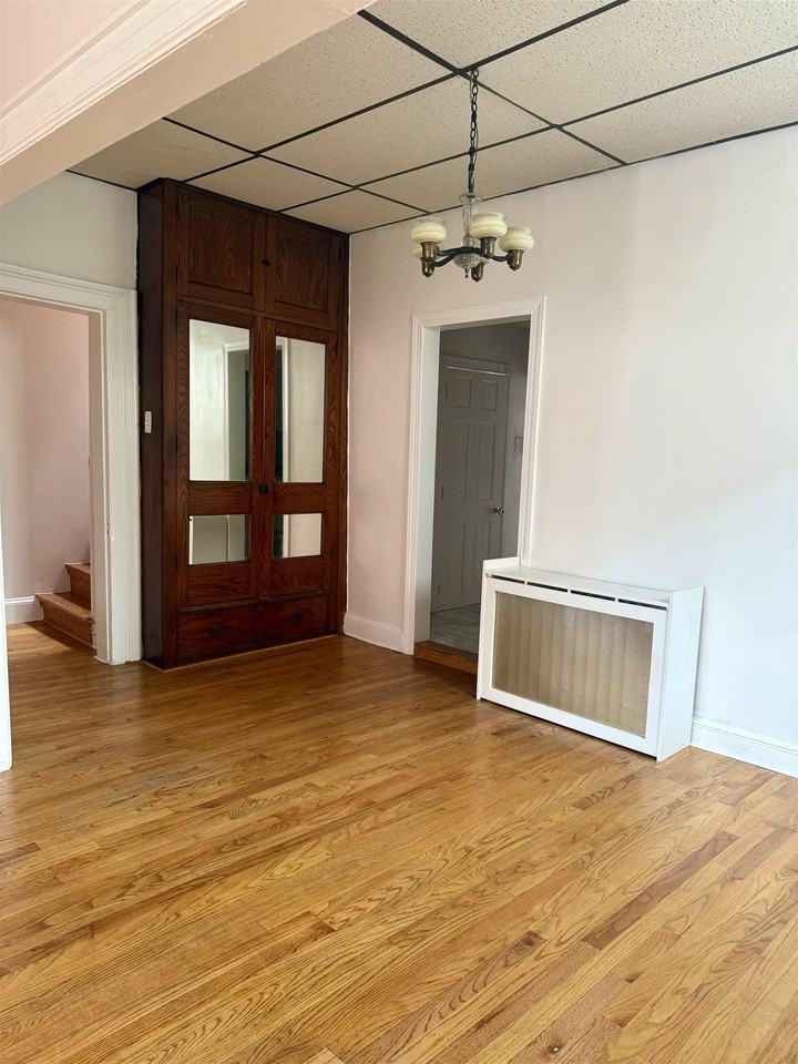 94 Laidlaw Ave - Photo 5 of 17