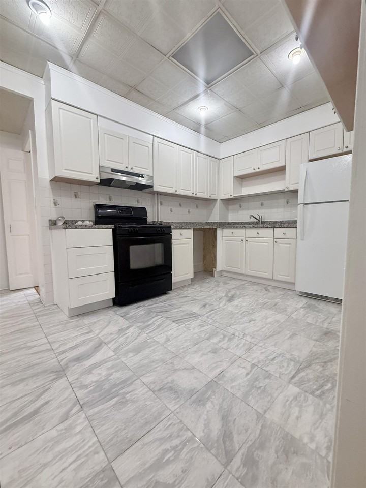 94 Laidlaw Ave - Photo 7 of 17