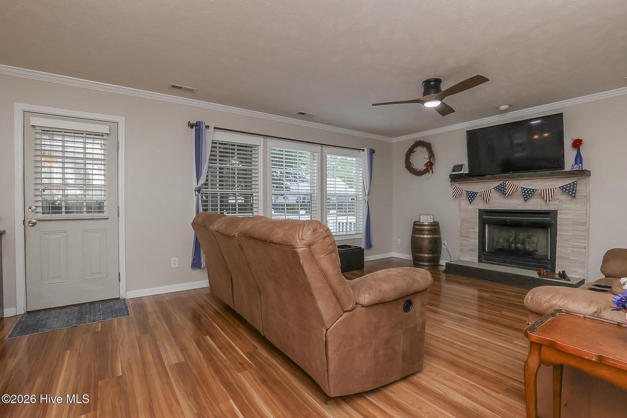 1636 Chadwick Shores Dr - Photo 7 of 44