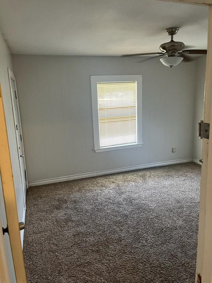 2503 24th St - Photo 4 of 12