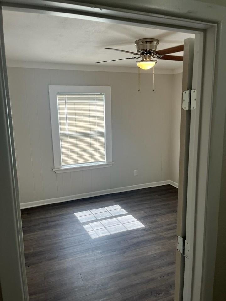 2503 24th St - Photo 5 of 12