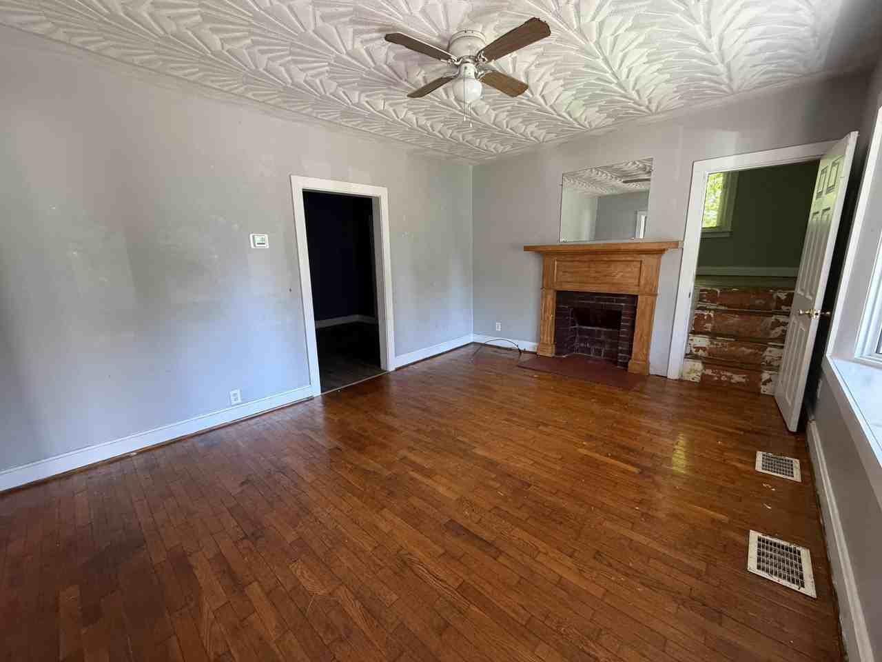 135 Clyde St - Photo 2 of 17