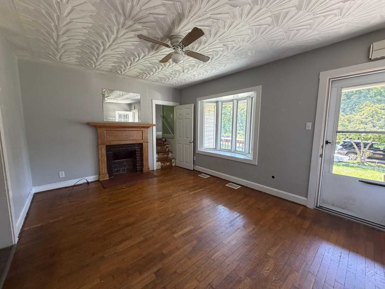 135 Clyde St - Photo 3 of 17