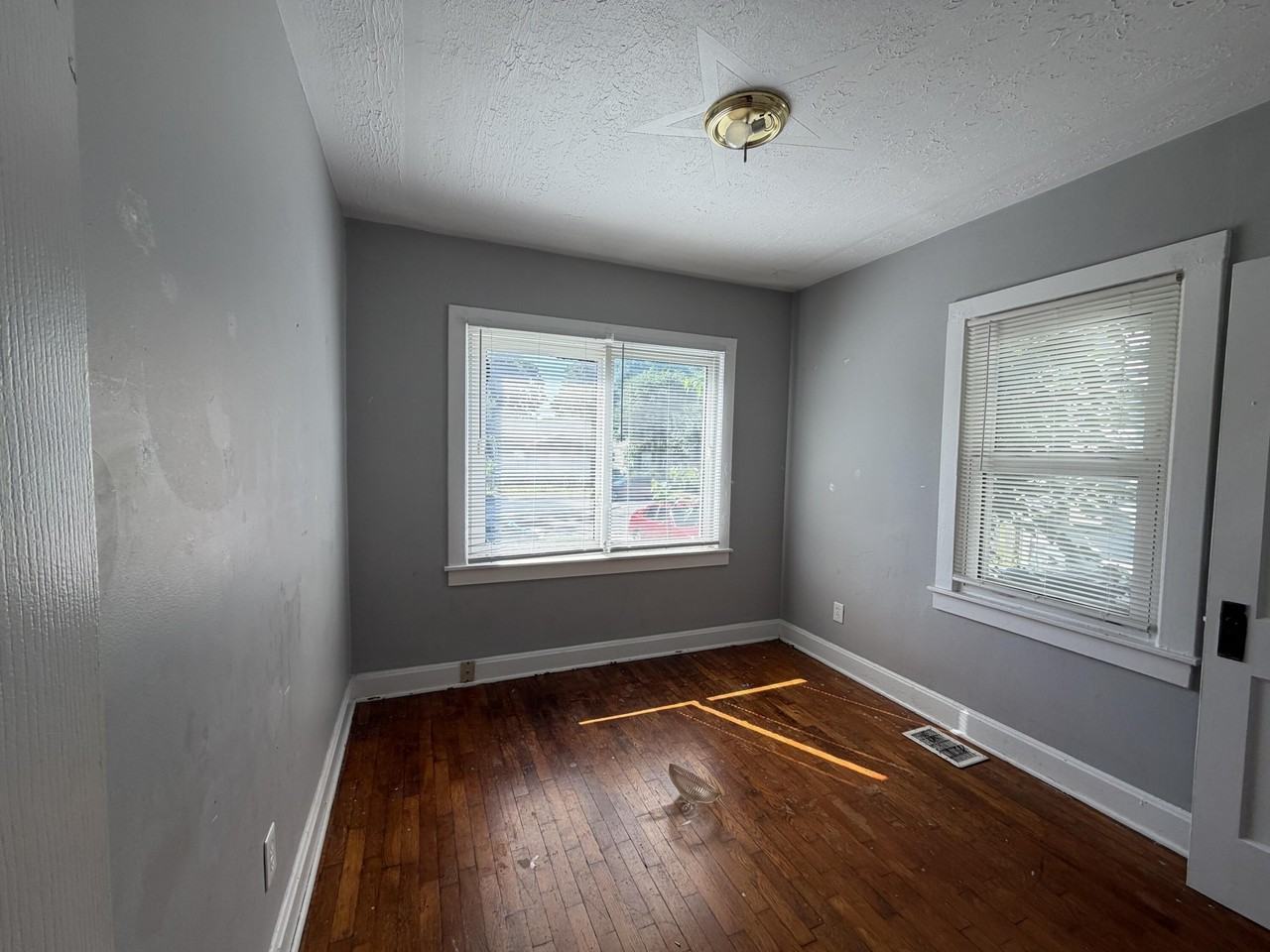 135 Clyde St - Photo 4 of 17