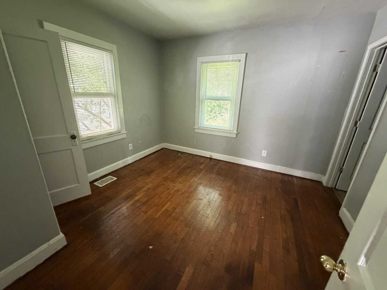135 Clyde St - Photo 7 of 17