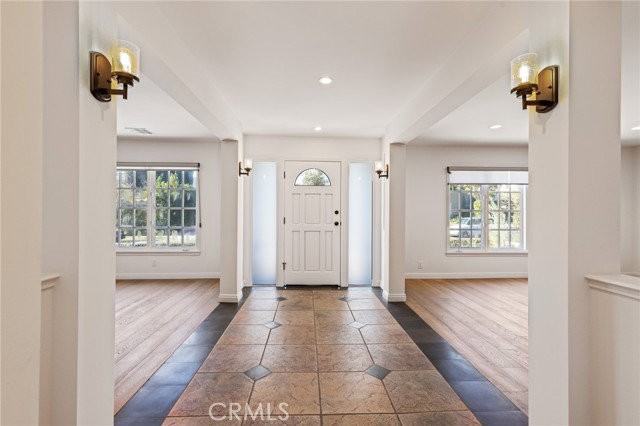 248 N Rexford Dr - Photo 2 of 8