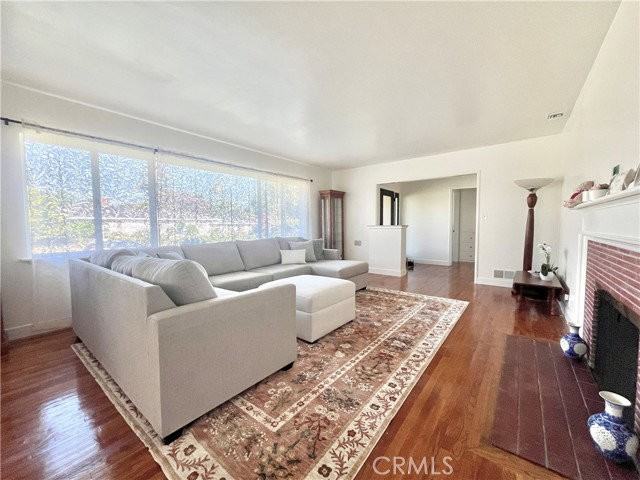 729 N California St - Photo 5 of 8