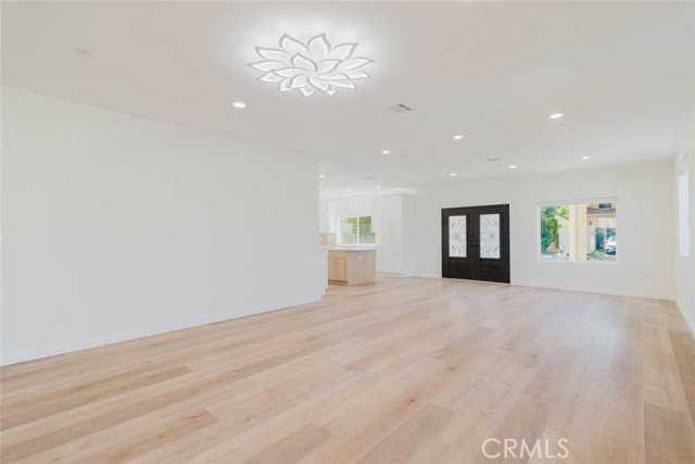 1079 E Elmwood Ave - Photo 4 of 8