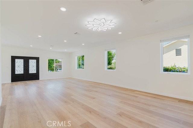 1079 E Elmwood Ave - Photo 5 of 8