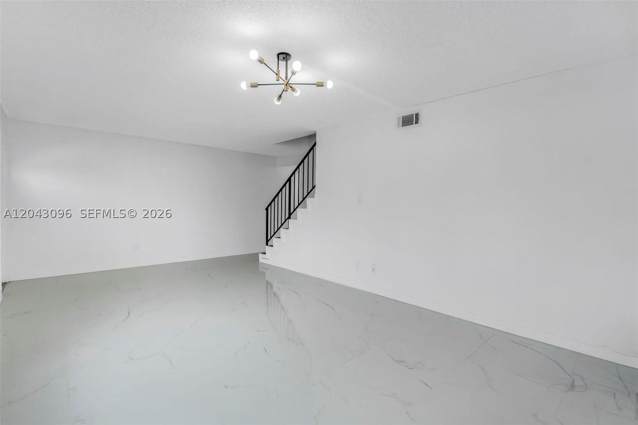 22 Canterbury Ln #22 - Photo 3 of 41