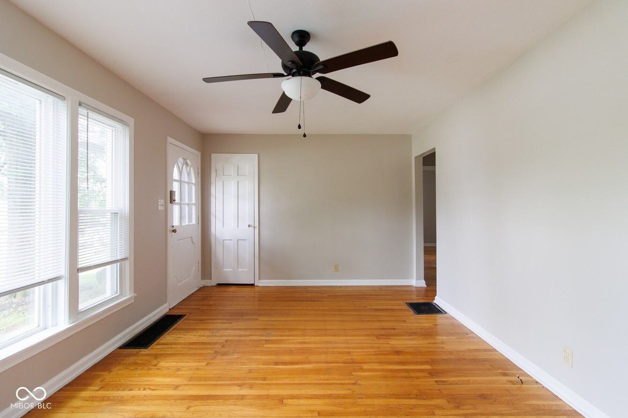 1142 E 54th St - Photo 4 of 21