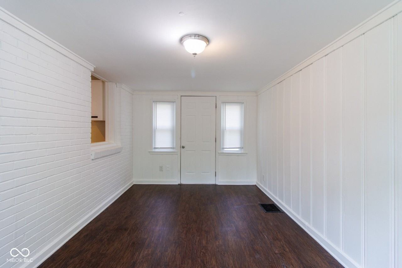 1142 E 54th St - Photo 7 of 21