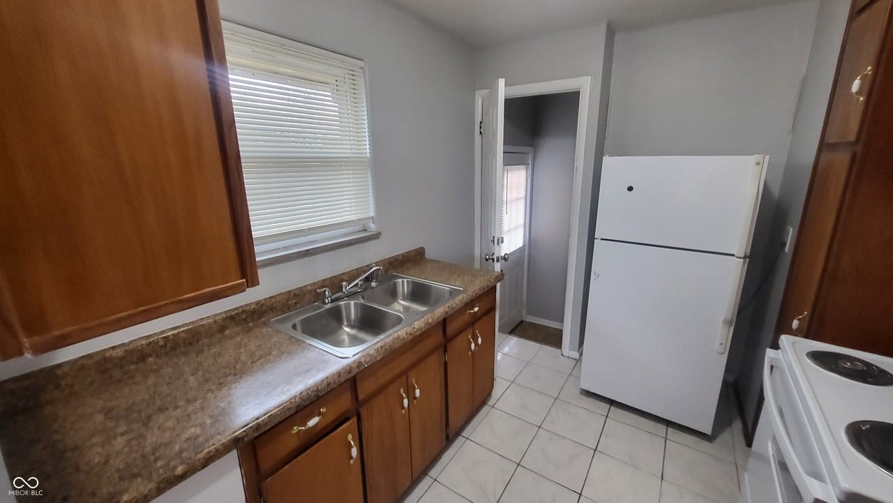 1450 Campbell Ave - Photo 6 of 15