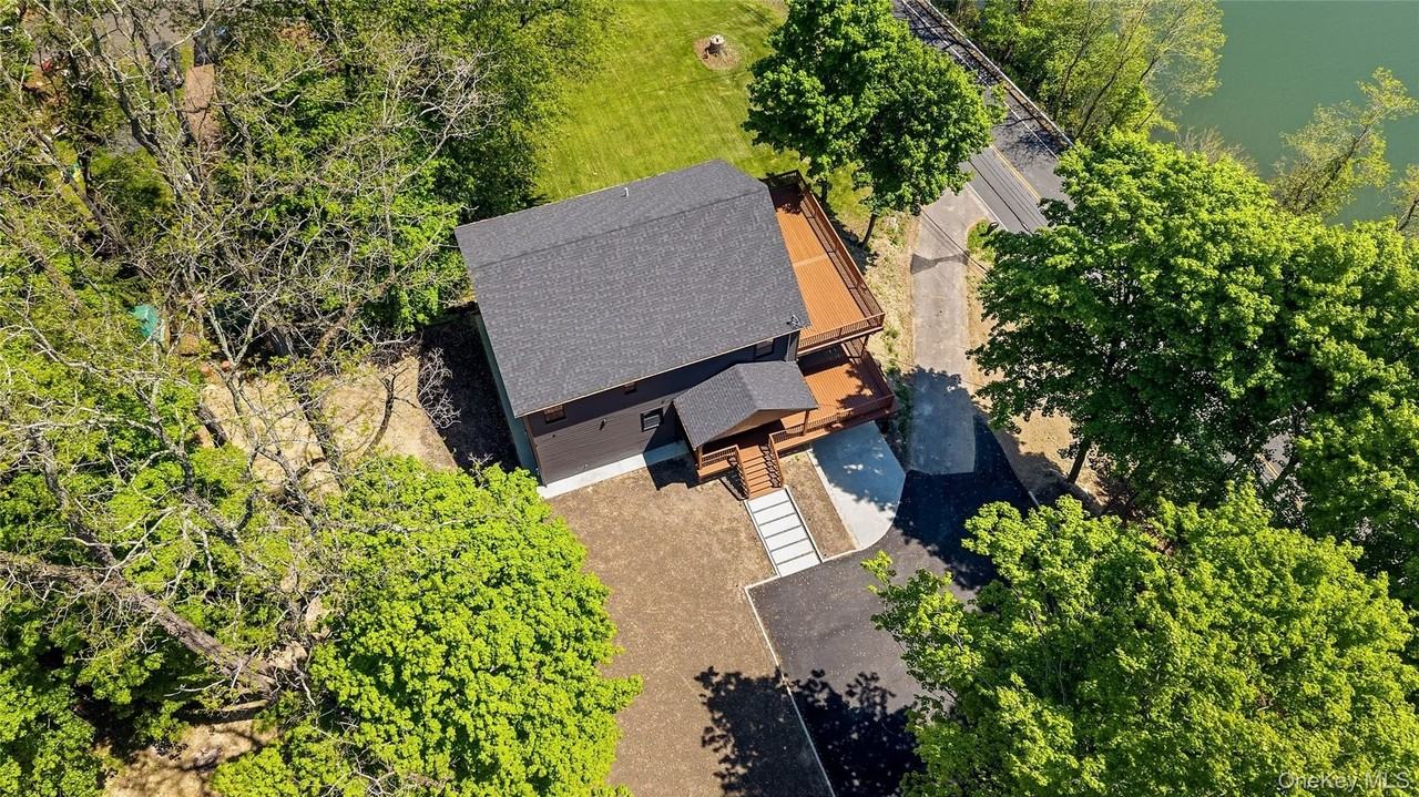 548 Lakes Rd - Photo 3 of 50