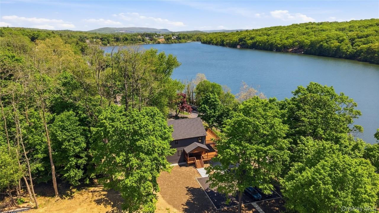 548 Lakes Rd - Photo 4 of 50
