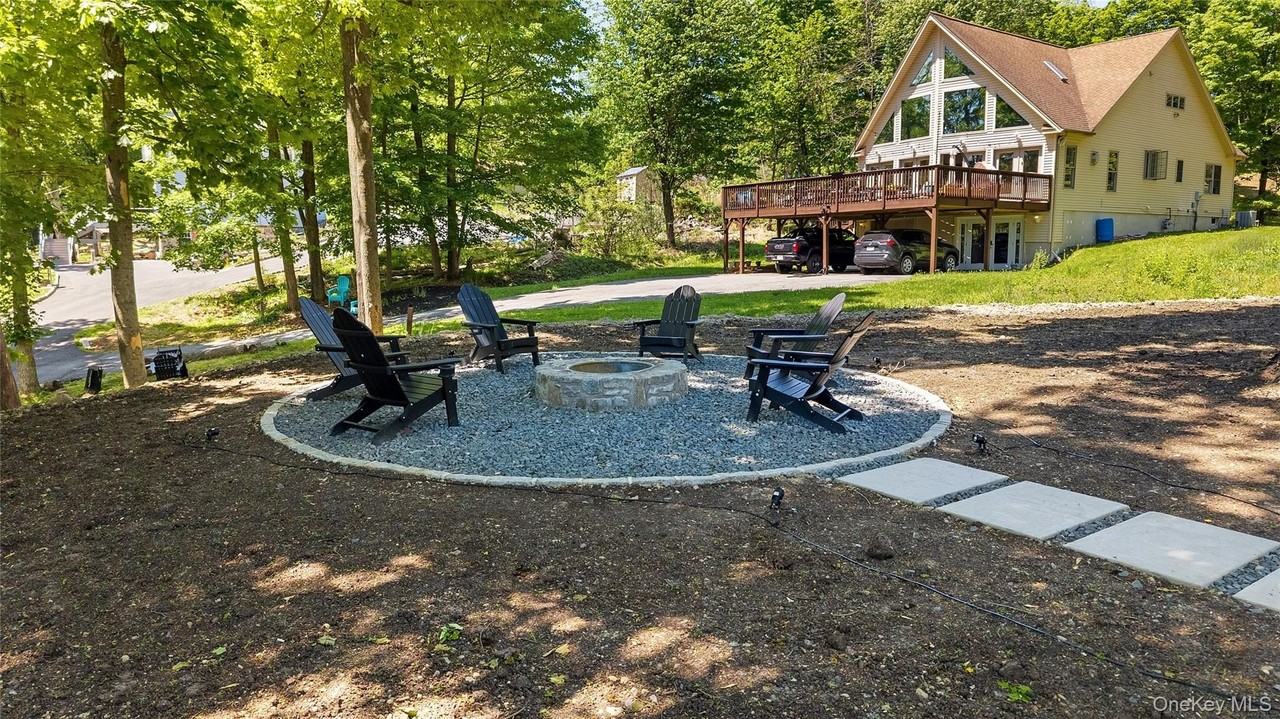 548 Lakes Rd - Photo 7 of 50