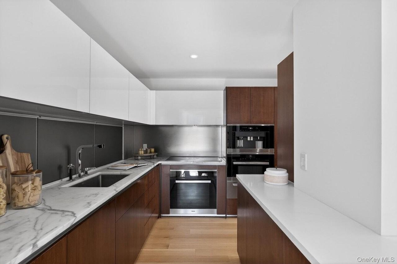 135 W 52nd St #PH4 - Photo 4 of 13