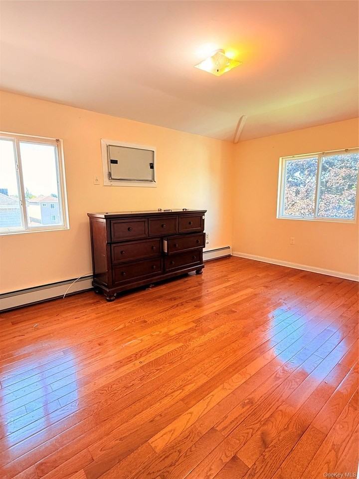 10524 170th St #3 - Photo 3 of 10