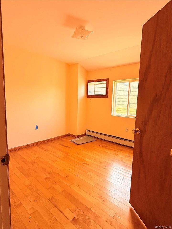 10524 170th St #3 - Photo 5 of 10
