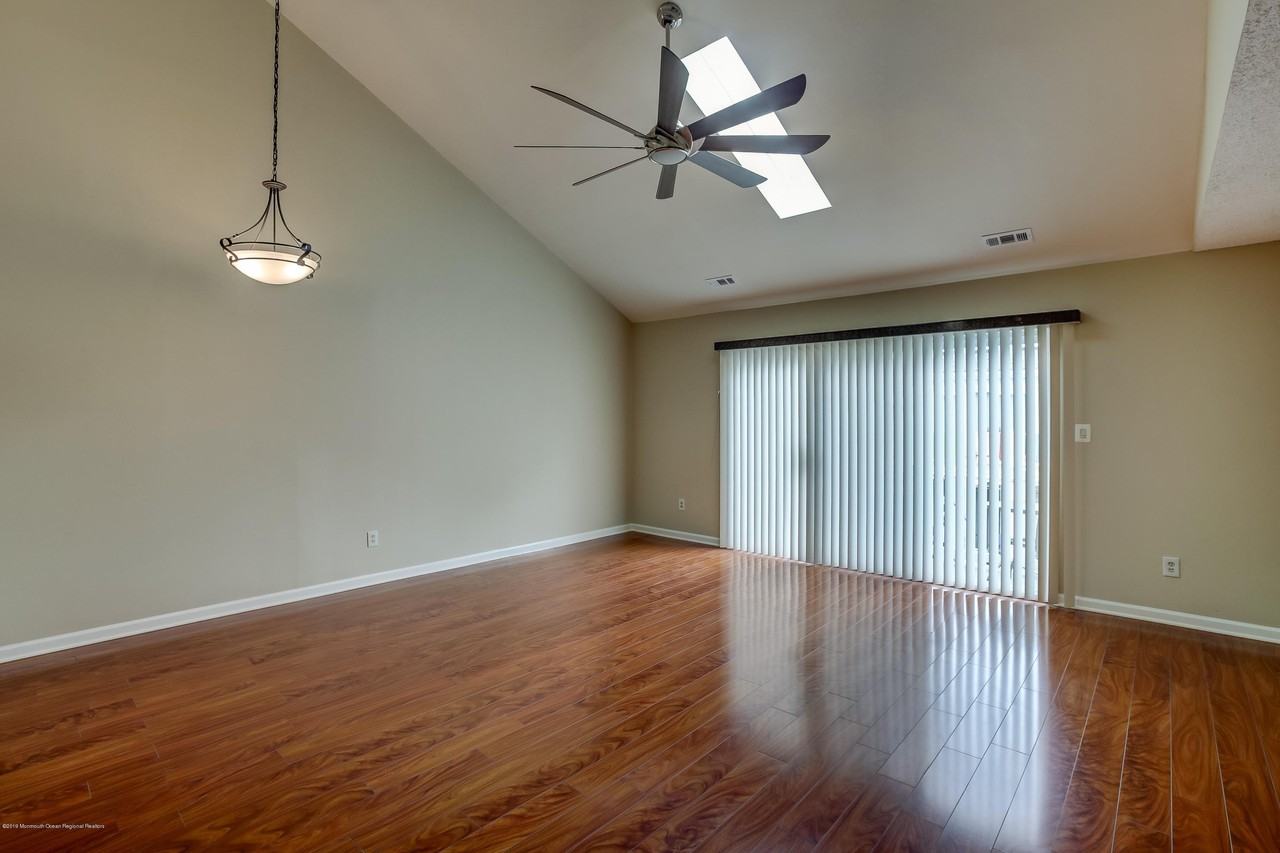 92 Tulip Ln - Photo 4 of 19