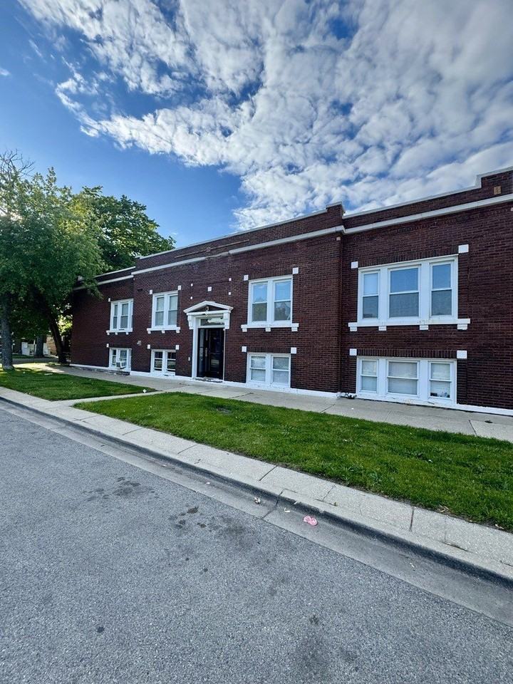 2345 Cuyler Ave #2R - Photo 2 of 9