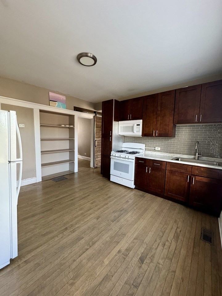 2345 Cuyler Ave #2R - Photo 3 of 9