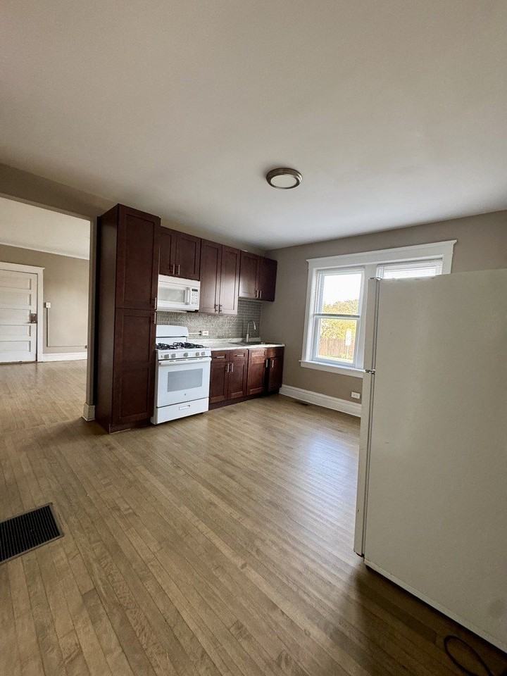 2345 Cuyler Ave #2R - Photo 4 of 9