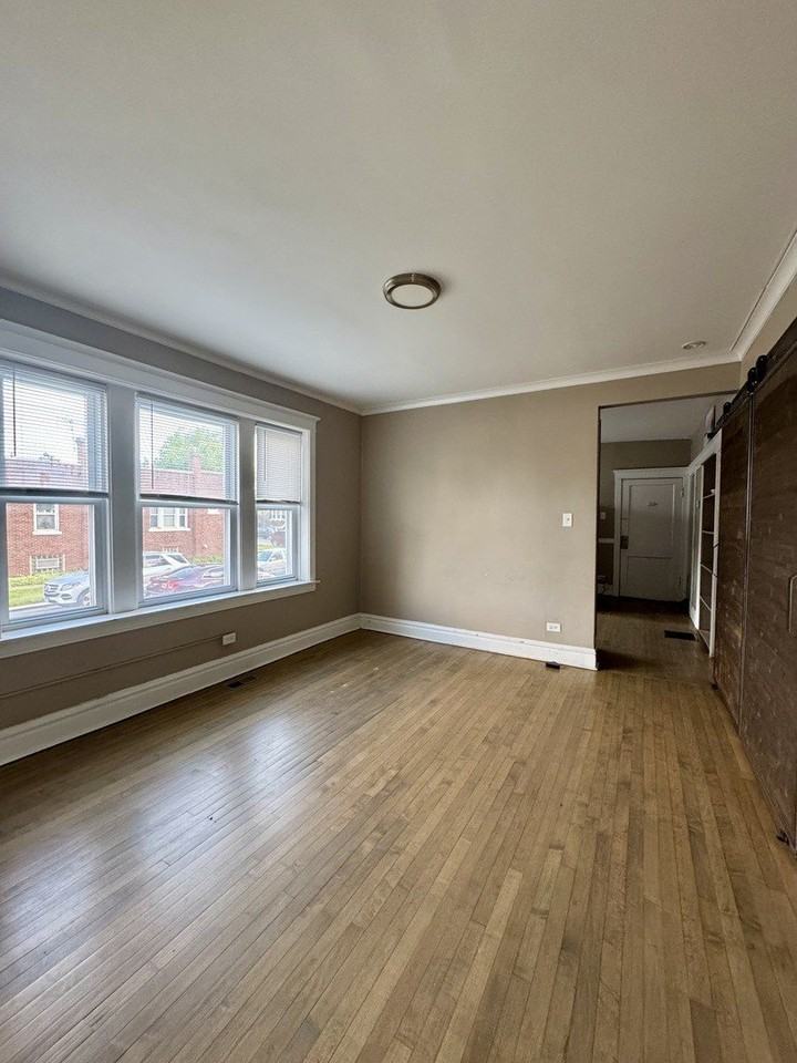 2345 Cuyler Ave #2R - Photo 5 of 9