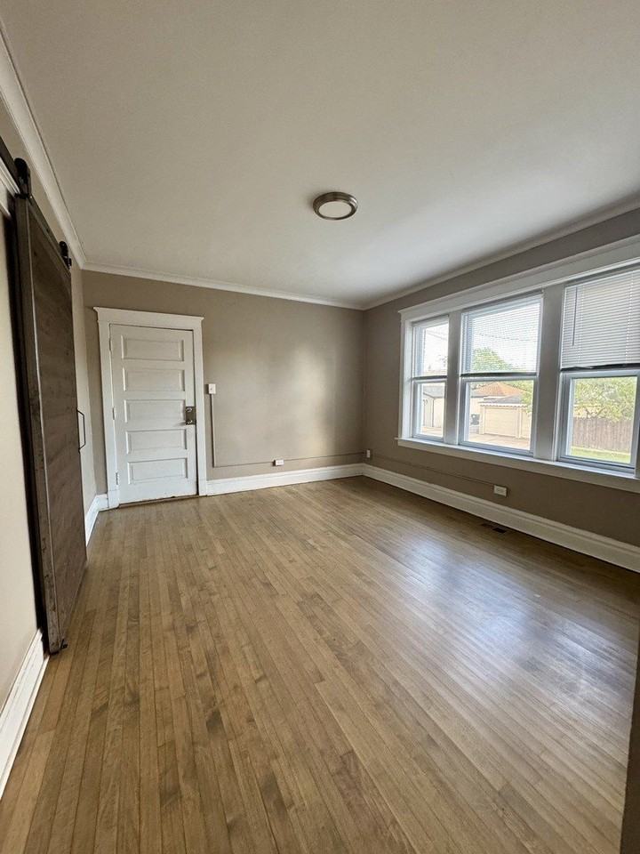 2345 Cuyler Ave #2R - Photo 6 of 9