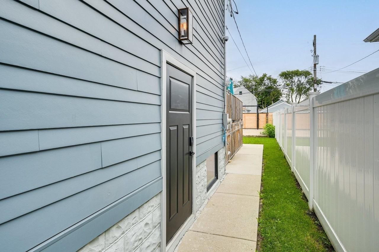 4727 N Kiona Ave - Photo 4 of 40