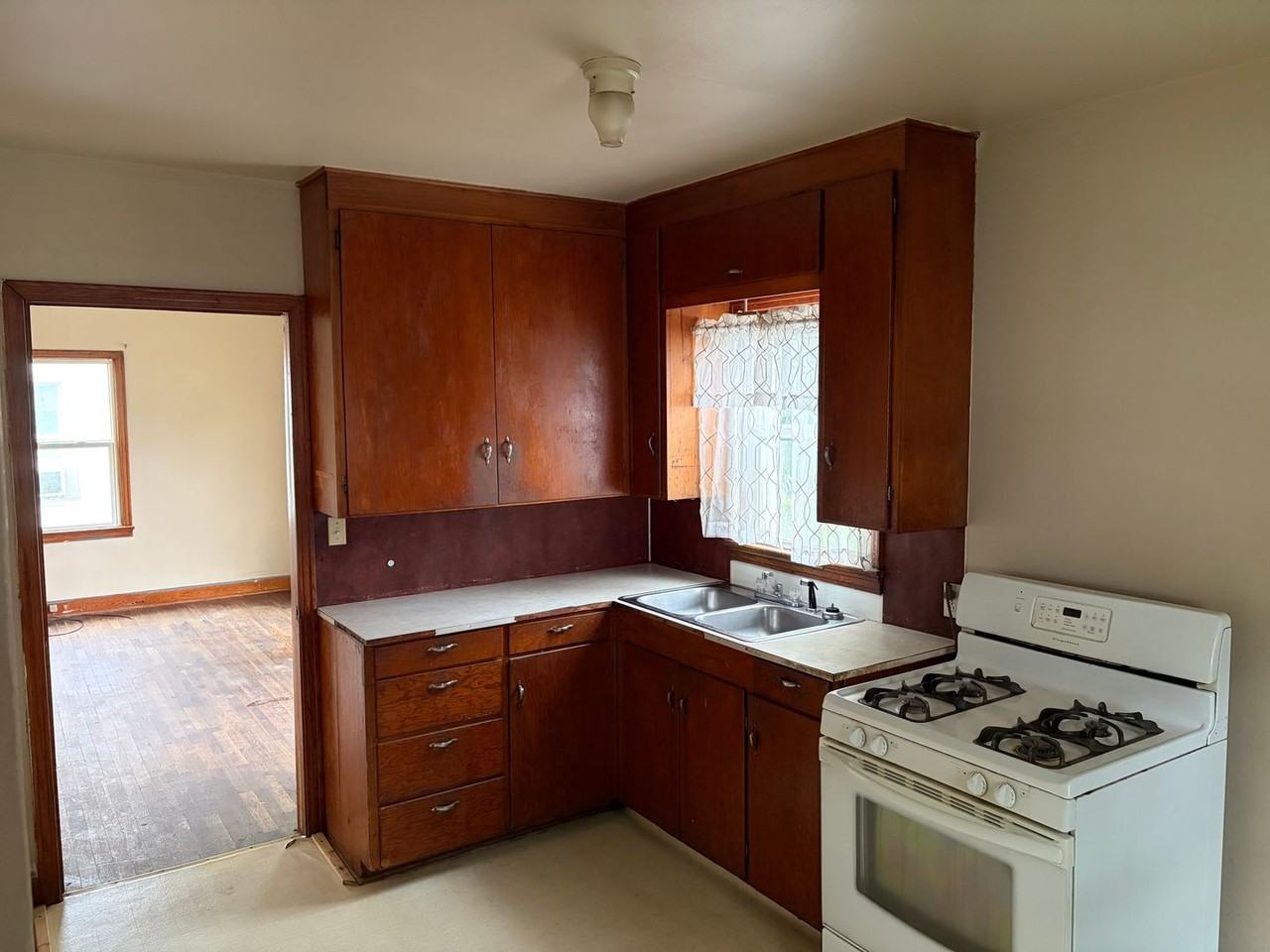 1117 N 32nd St - Photo 4 of 13