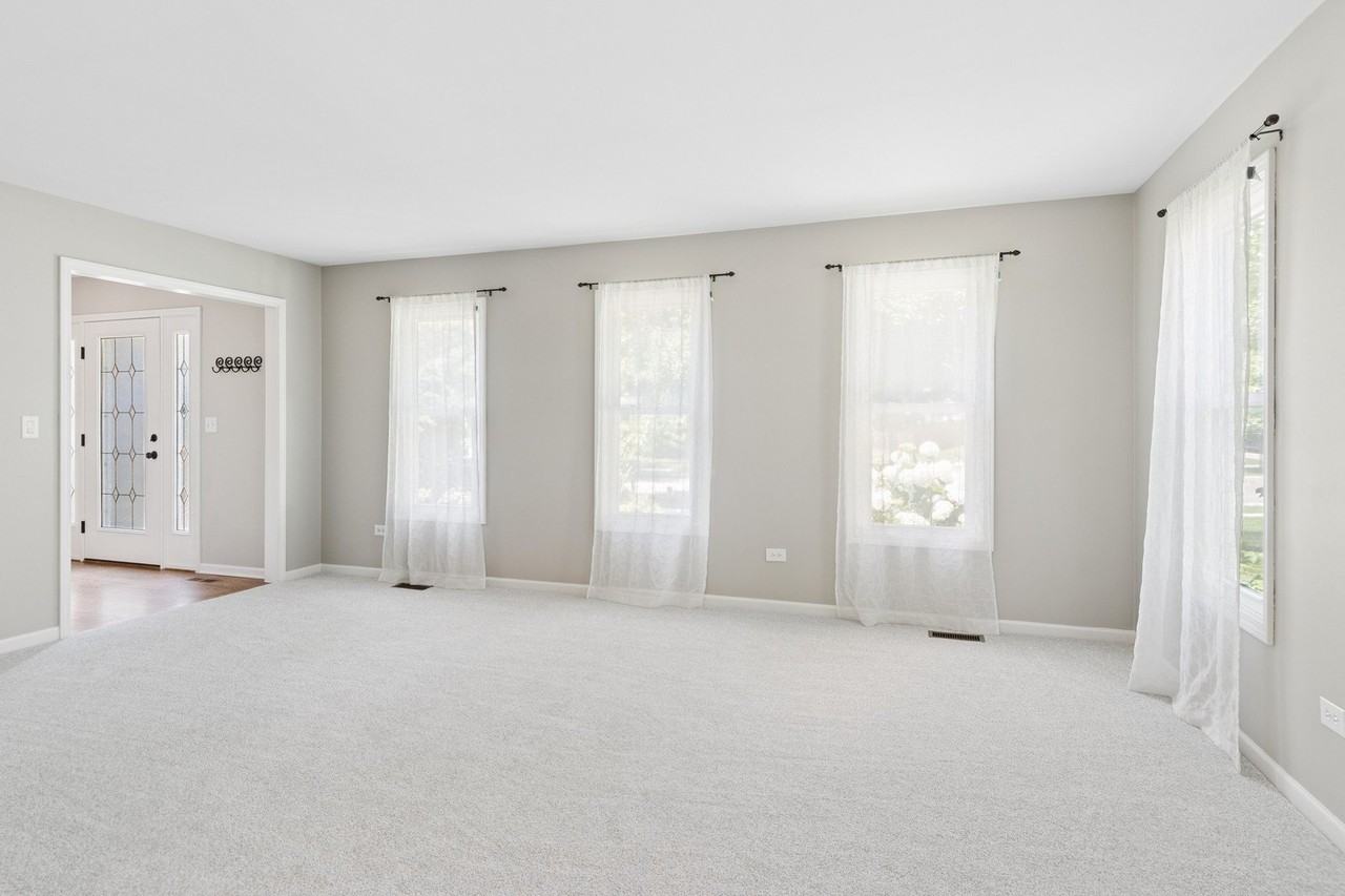 2408 Newport Dr - Photo 3 of 25