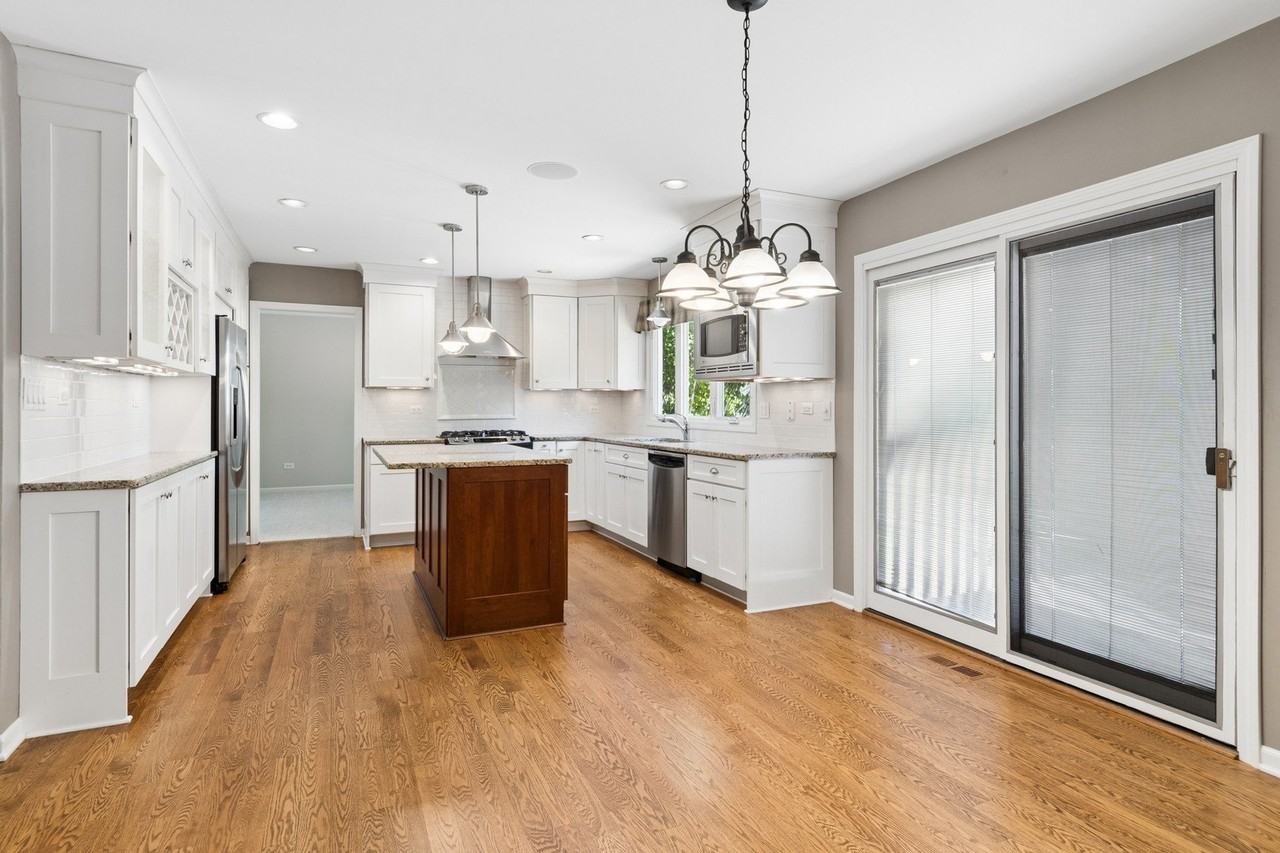 2408 Newport Dr - Photo 5 of 25