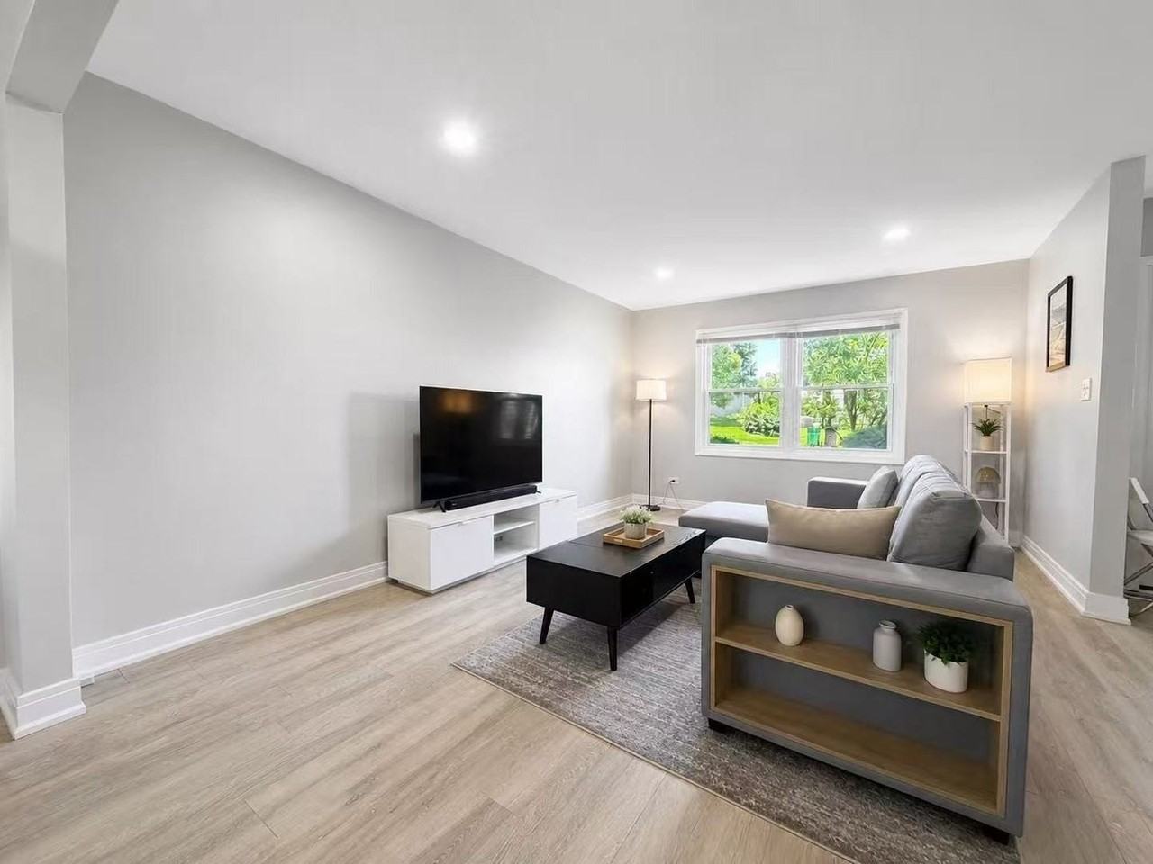235 Hedgerow Dr - Photo 3 of 17