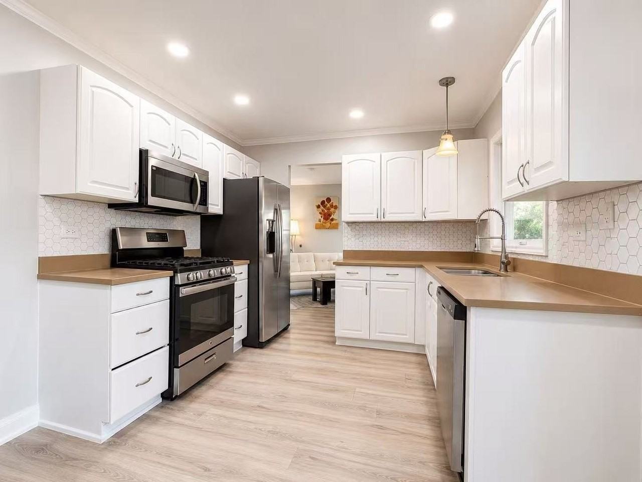 235 Hedgerow Dr - Photo 4 of 17