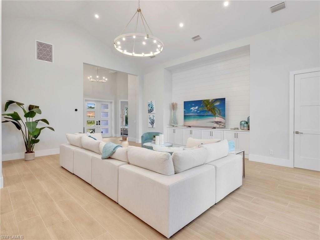 685 6th Ave - Photo 4 of 35