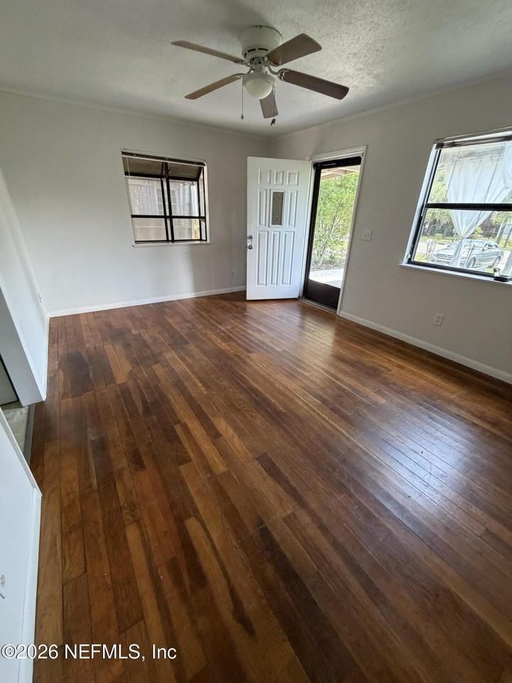 2825 Lake Shore Blvd - Photo 2 of 12