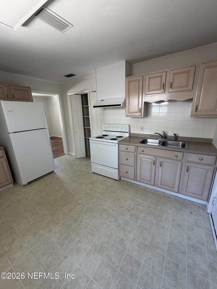 2825 Lake Shore Blvd - Photo 5 of 12