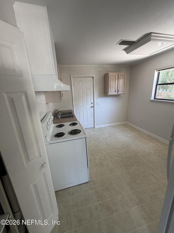 2825 Lake Shore Blvd - Photo 6 of 12