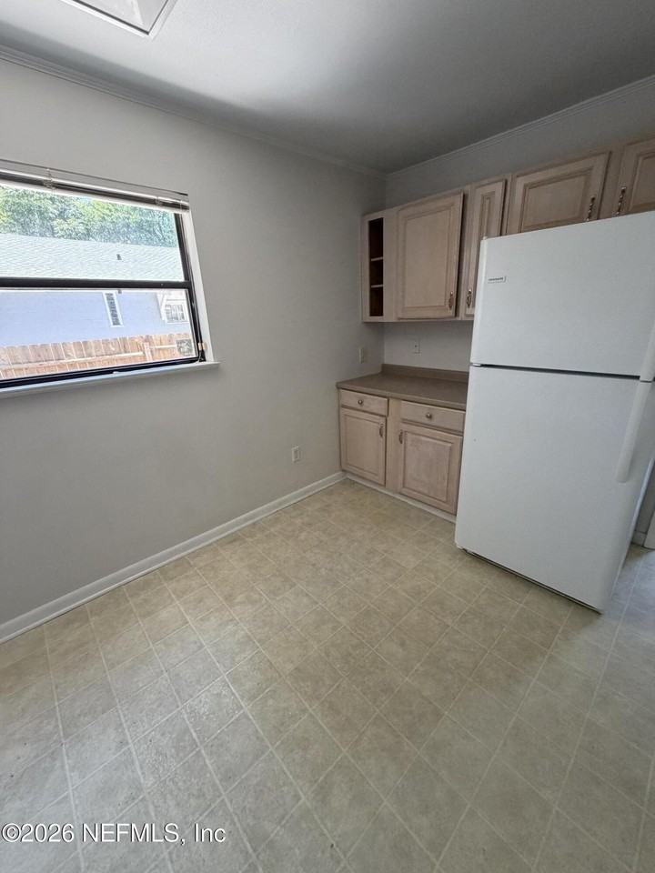 2825 Lake Shore Blvd - Photo 7 of 12