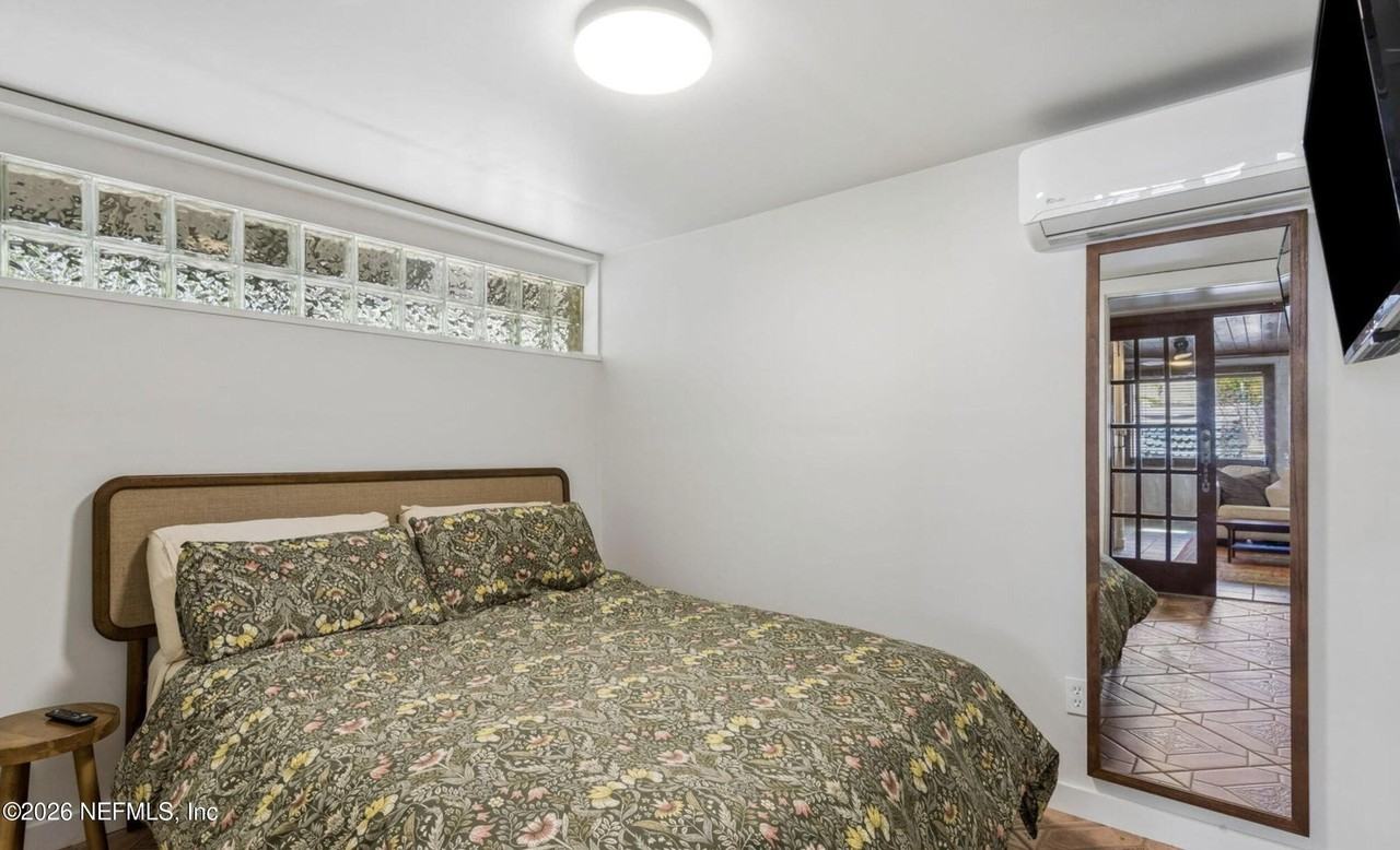 1343 Rensselaer Ave - Photo 4 of 50