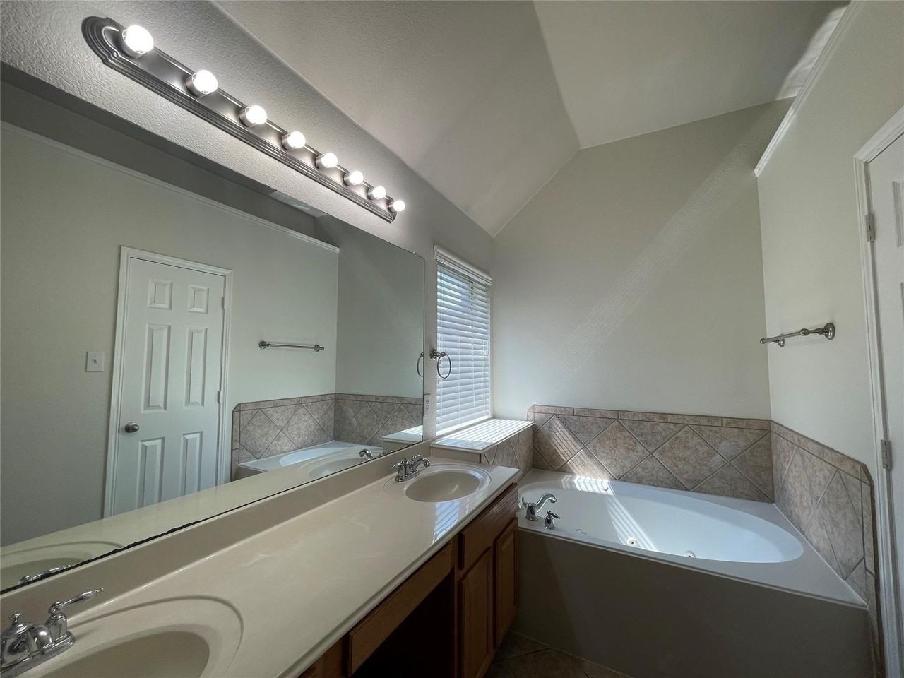 11920 Brownwood Dr - Photo 4 of 29