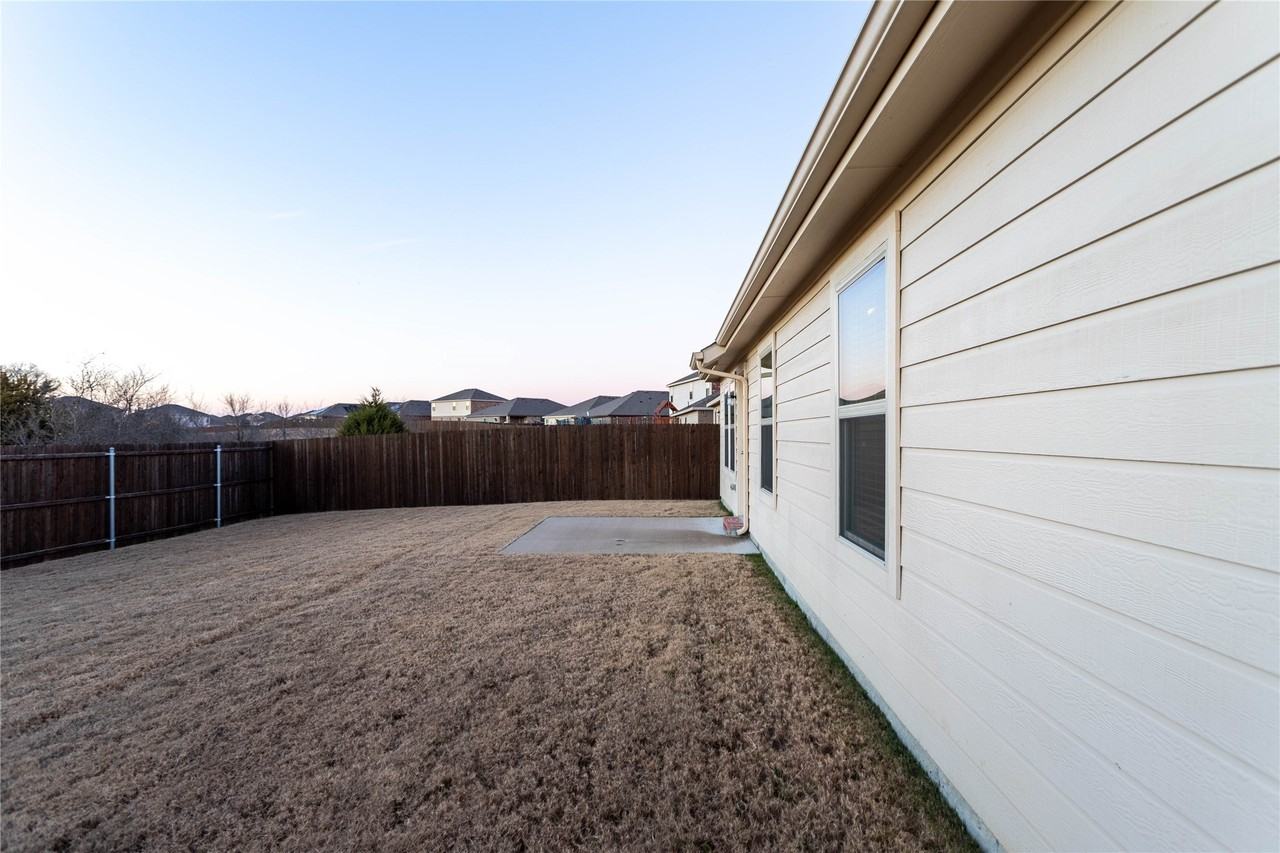 1009 Riverstone Trl - Photo 3 of 21