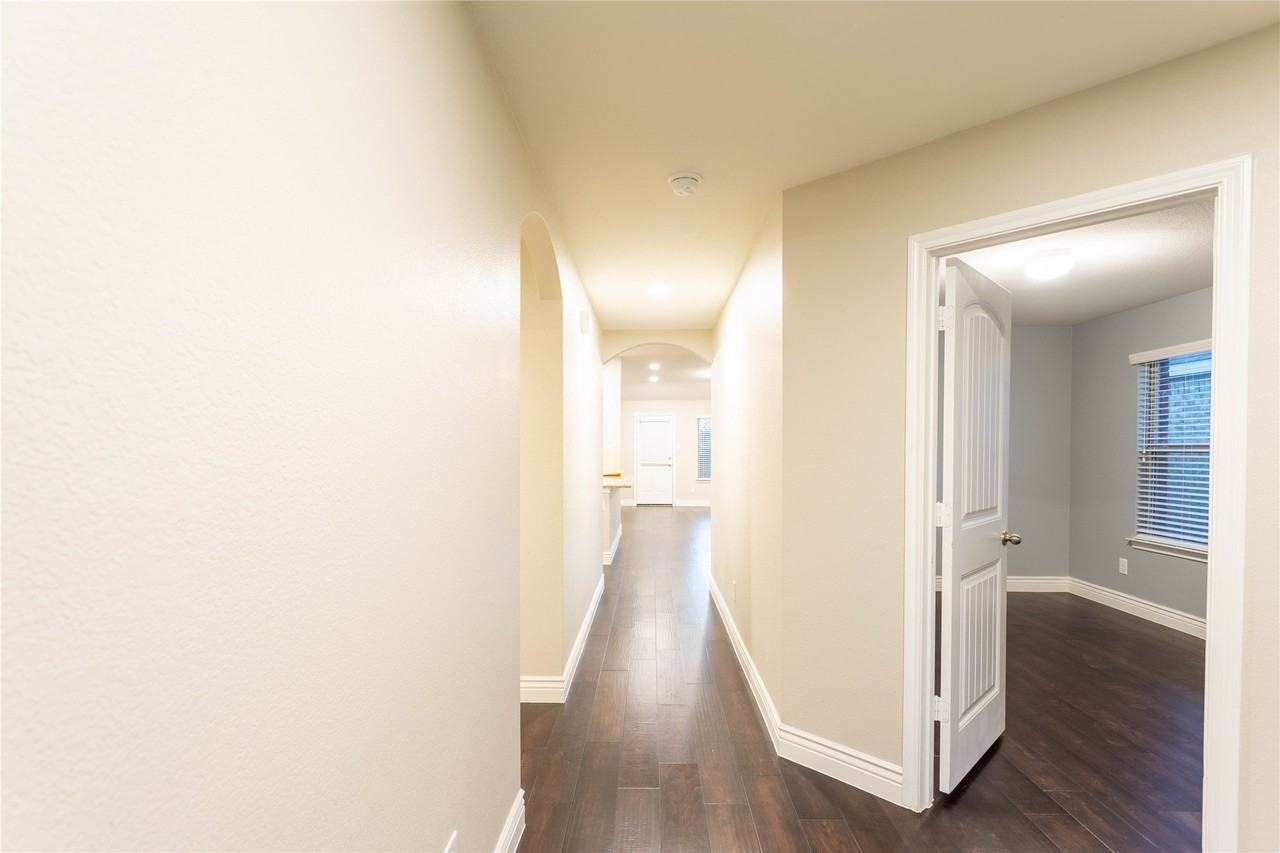 1009 Riverstone Trl - Photo 4 of 21