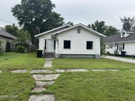 featured image of 427 E 15th St