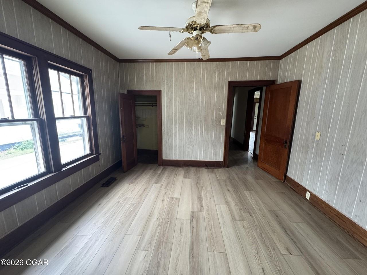427 E 15th St - Photo 4 of 8