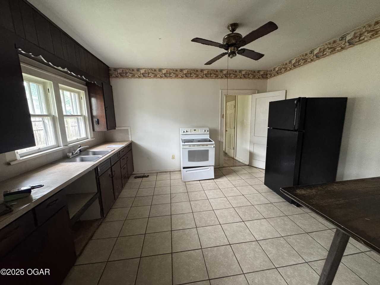 427 E 15th St - Photo 6 of 8