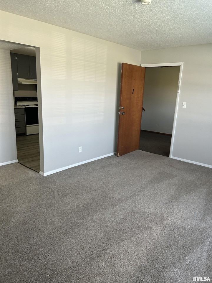 1308 W Jefferson St #2 - Photo 5 of 24
