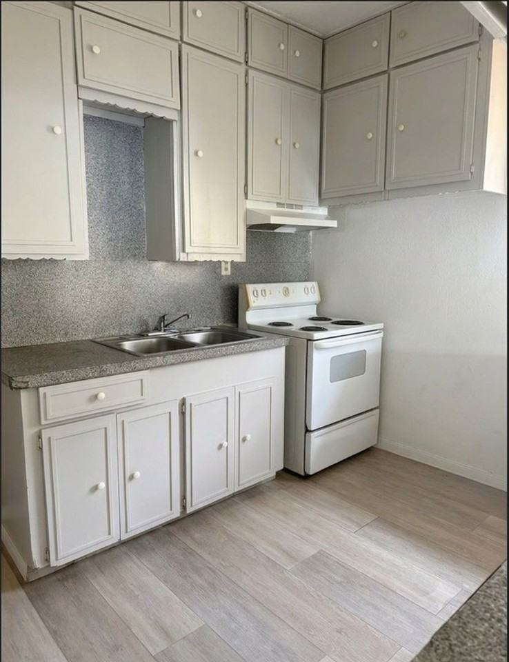 1335 15th St - Photo 3 of 9