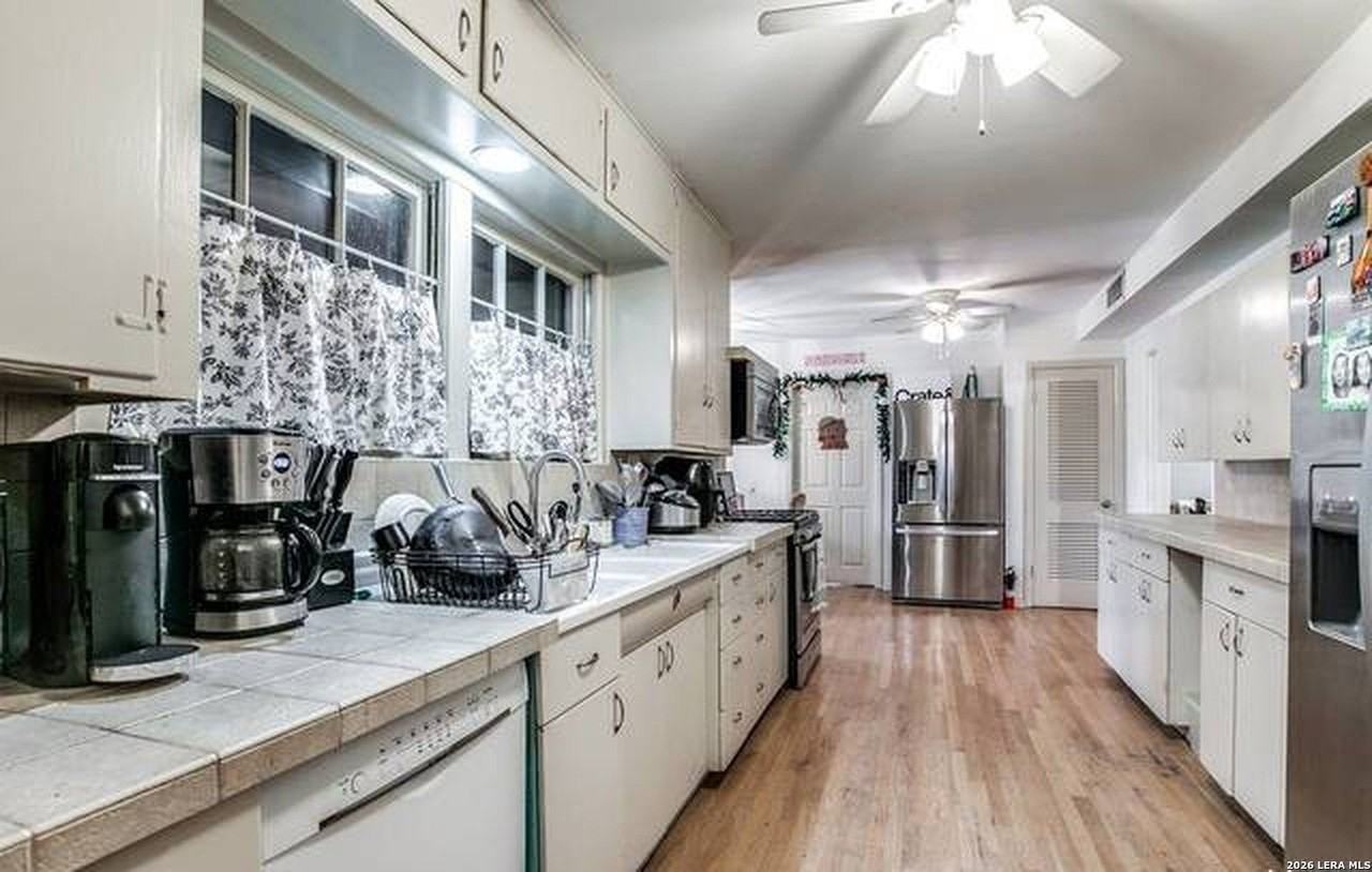 511 Exeter Rd - Photo 6 of 17